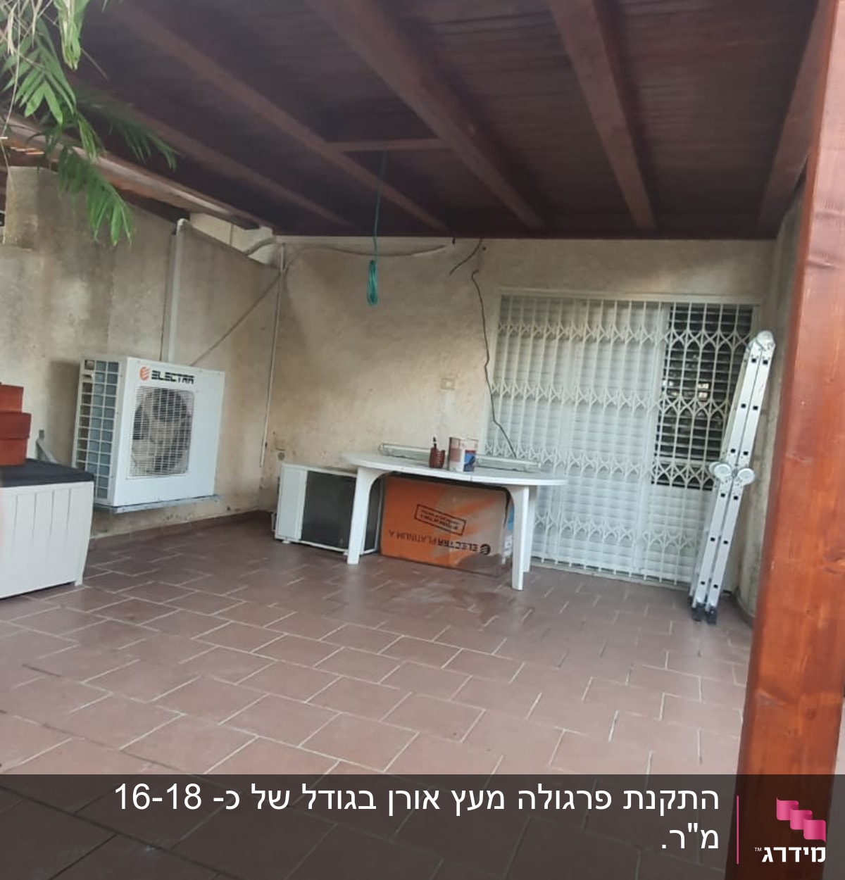 פרגולה מעץ עם שולחן פלסטיק ולוח עץ